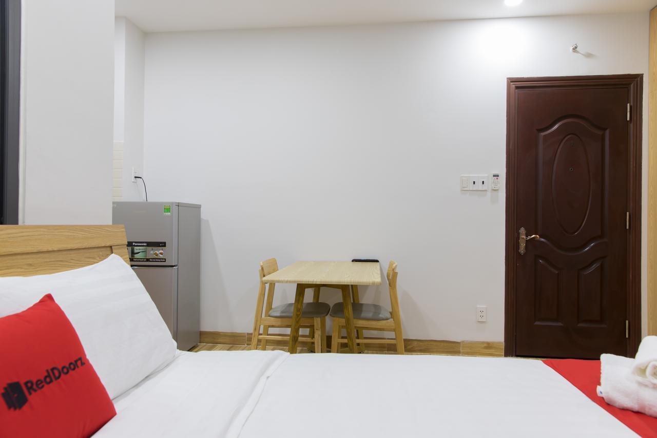 ホテル Reddoorz Premium Near E-Town ホーチミン市 エクステリア 写真